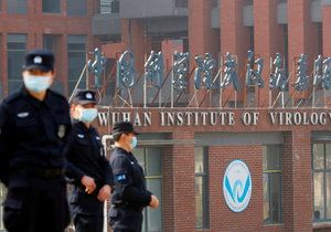 Wuchanský institut virologie hlídají policisté.