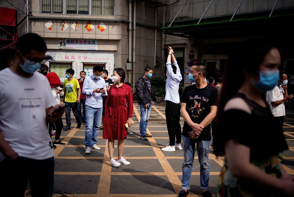 V čínském Wu-chanu stále většina lidí nosí roušky (15. 5. 2020)