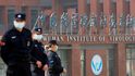 Institut virologie ve Wu-chanu hlídají policisté.