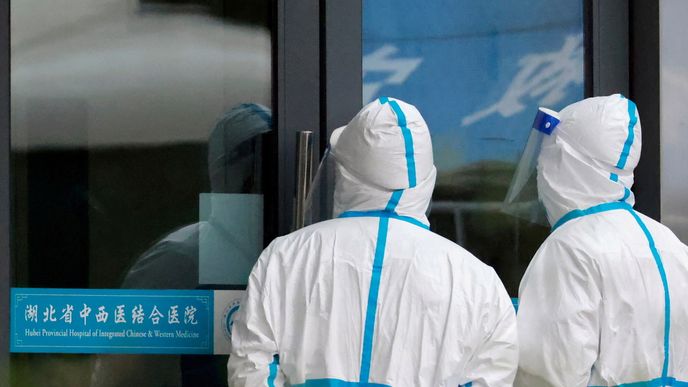 Mezinárodní expertní tým zkoumal možný původ pandemie přímo ve Wu-chanu, avšak neučinil jednoznačný závěr.