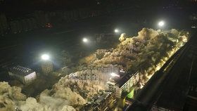 Celkem 19 budov ve středočínském městě Wuhan bylo během deseti vteřin srovnáno se zemí. Při kontrolované demolici bylo použito 5 tun výbušnin.