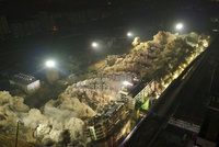 Obří demolice v Číně: Pod 19 budovami naráz vybouchlo 5 tun trhaviny