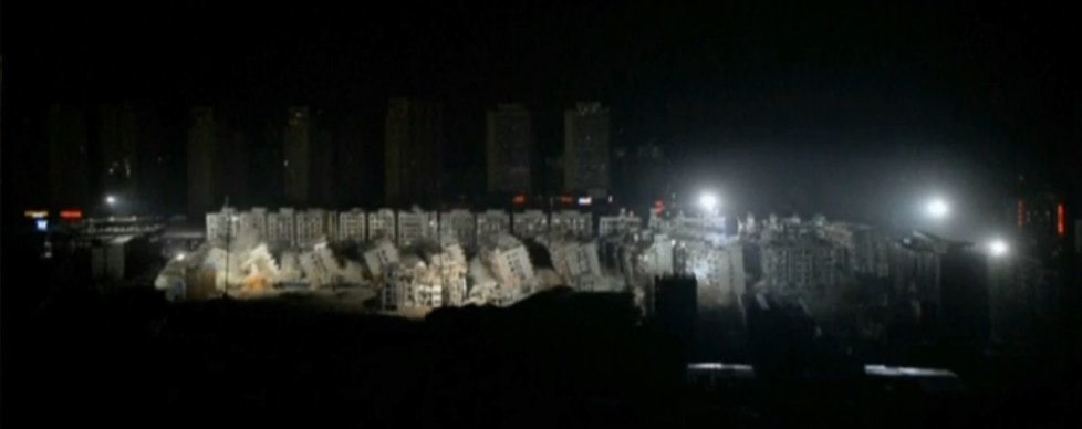 Celkem 19 budov ve středočínském městě Wuhan bylo během deseti vteřin srovnáno se zemí. Při kontrolované demolici bylo použito 5 tun výbušnin.
