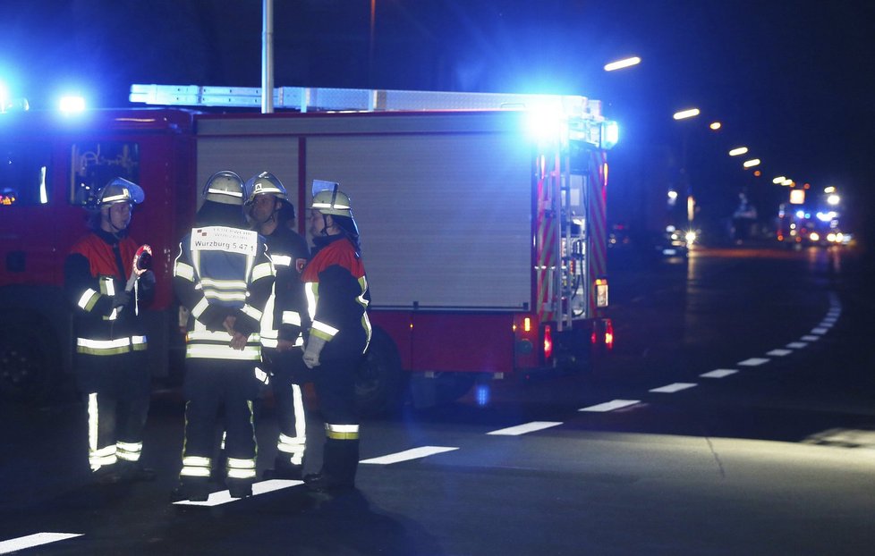 Útočník v Bavorsku sekyrou napadl cestující.