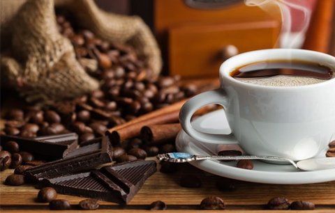 Jakého pomocníka zvolit na domácí přípravu kávy?