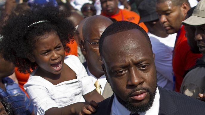 Spevák Wyclef Jean s dcérou prichádza k volebnej komisii.