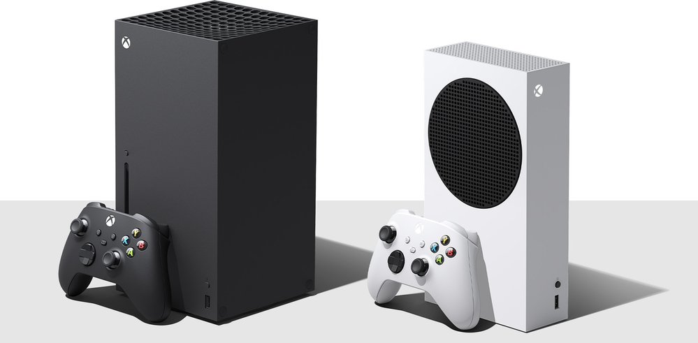 Dvojici konzolí rodiny Xbox odlišuje velikost, barva, cena i přítomnost mechaniky na disky
