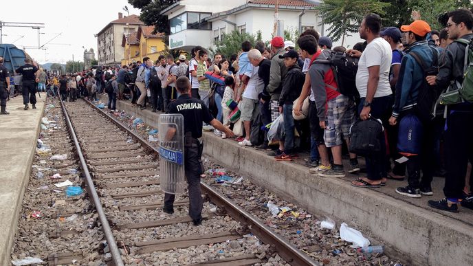 Stovky migrantů čekají na nádraží v makedonském městě Gevgelija na vlak. Ten je odveze za osm eur k hranicím se Srbskem.