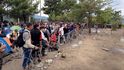 Makedonská policie natáhla přes zelenou hranici s Řeckem žiletkový plot. Tři dny nechala migranty stát, pak je náhle pustila dál.