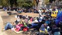 V centru Bělehradu si stovky lidí ustlaly v parku před autobusovým nádražím