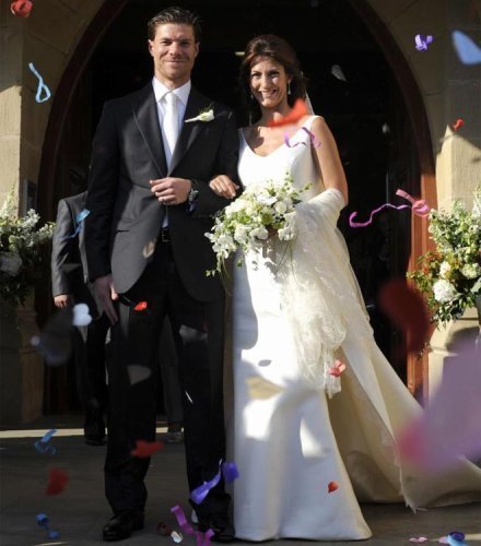 Xabi Alonso těsně po sňatku s manželkou.