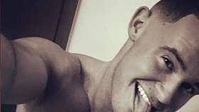 Bývalý voják (27), který po nehodě zůstal ochrnutý, znovu začal chodit a živí se jako model: Prodejem sexy fotek si přijde na 1,7 milionů!