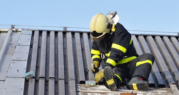 Orkán Xanthos způsobil škody za miliony. Ničil hlavně střechy a auta