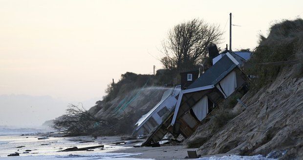Evropu ničí orkán Xaver: Vesnice zmizela v moři
