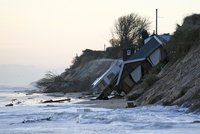 Evropu ničí orkán Xaver: Vesnice zmizela v moři