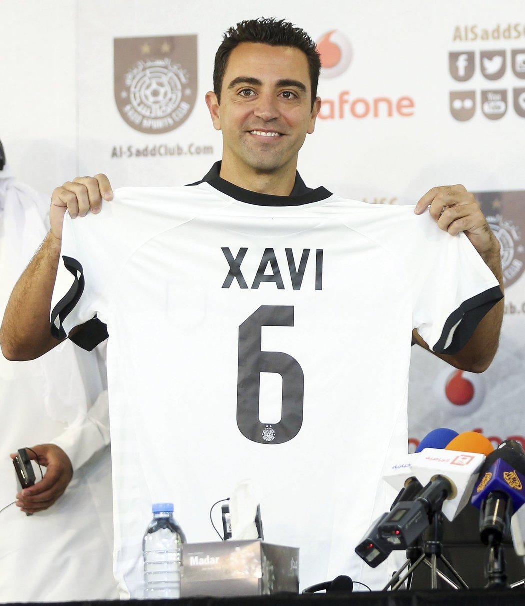 Legendární hráč Barcelony Xavi poprvé pózoval s dresem katarského klubu Al Sadd