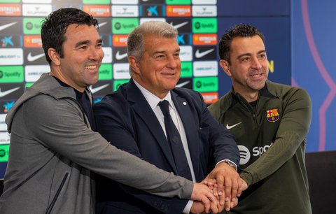 Xavi dál zůstává trenérem Barcelony, přesvědčili ho prý hlavně hráči