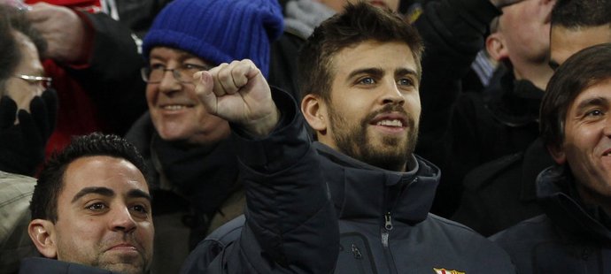 Gerard Pique nehrál proti Leverkusenu za trest, vedle stojící Xavi kvůli zranění.