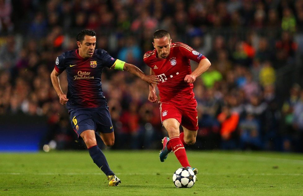 Záložník Barcelony Xavi nahání Francka Ribéryho z Bayernu Mnichov.