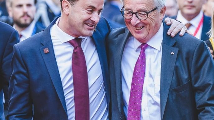 Lucemburský premiér Xavier Bettel a šéf Evropské komise Jean-Claude Juncker, jehož strana je v lucemburské politice v opozici k Bettelovi