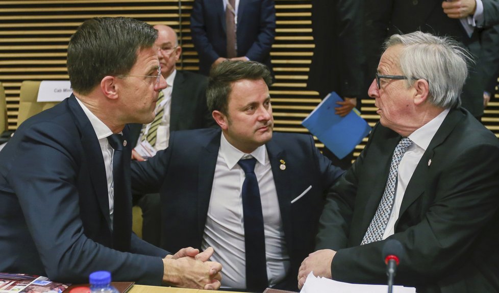 Lucemburský premiér Xavier Bettel (uprostřed) je nástupcem Jeana-Claudea Junckera (vpravo) ve funkci