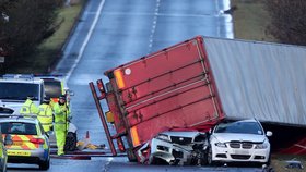 Při dopravní nehodě západně od Edinburghu zahynul řidič kamionu a čtyři lidé utrpěli zranění, když vichr převrátil nákladní vozidlo na několik aut.