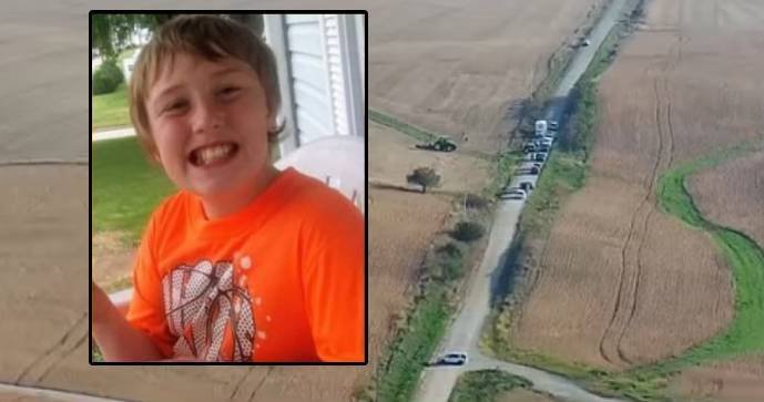 Jedenáctiletý Xavior Harrelson zmizel koncem května, když se projížděl na kole. Policisté jeho ostatky po několika měsících našli v kukuřičném poli.