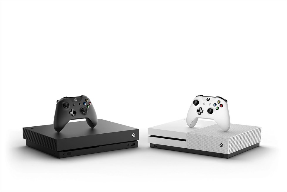 Konzole Xbox One X vedle starší Xbox One S.