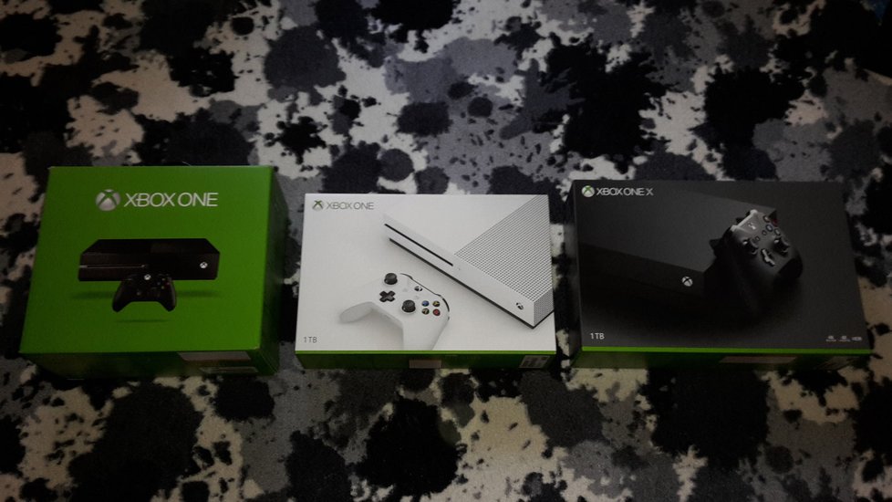 Tři modely Xboxu One vedle sebe