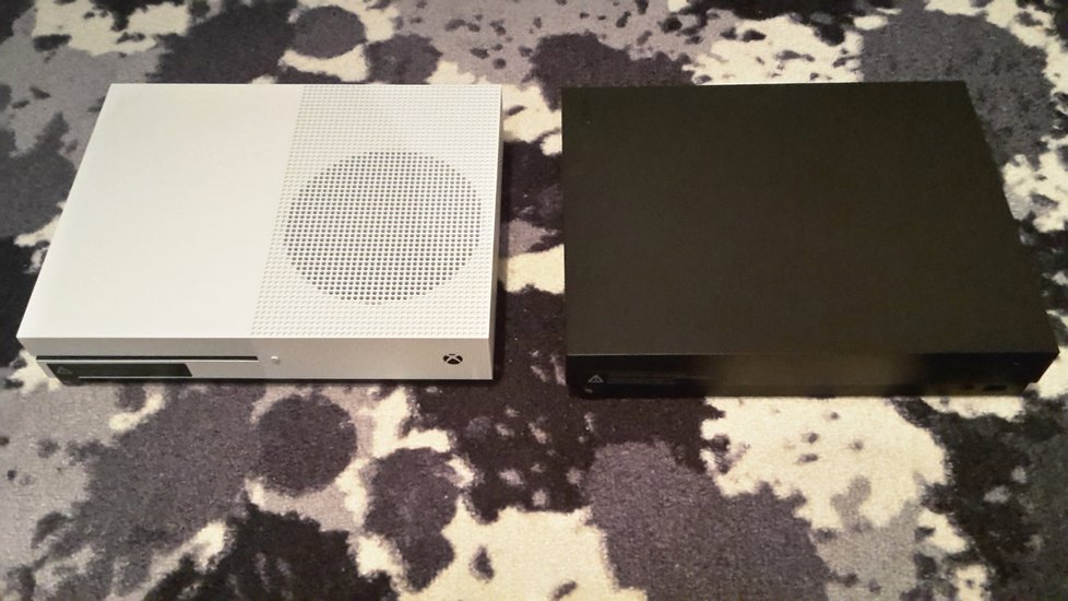 Xbox One S vedle Xboxu One X.