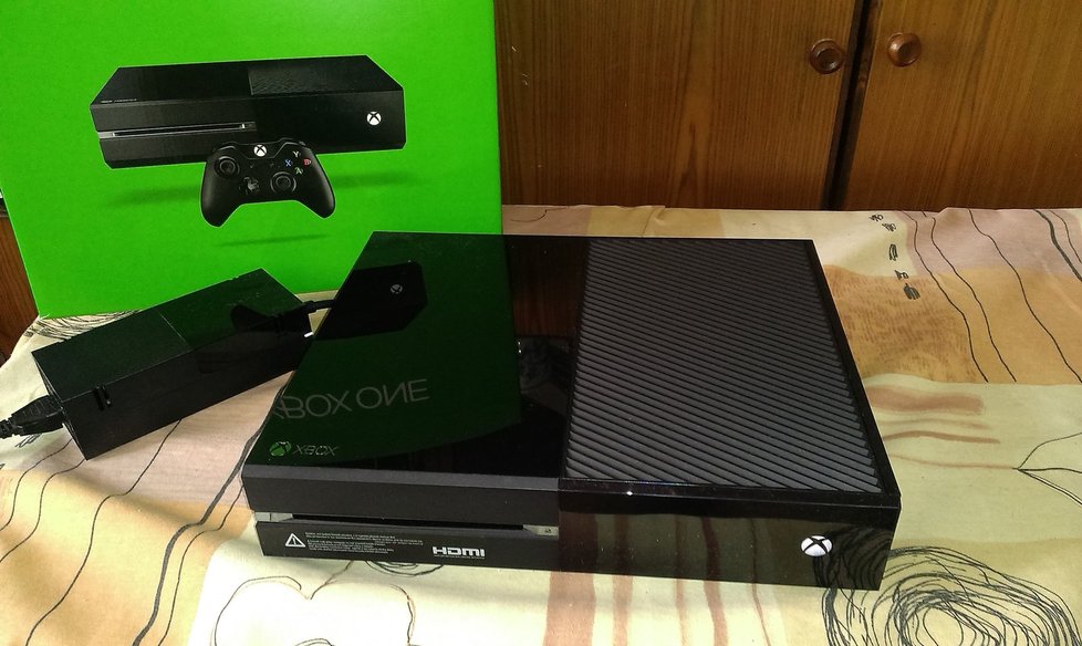 Xbox One připomíná designově starý videopřehrávač.