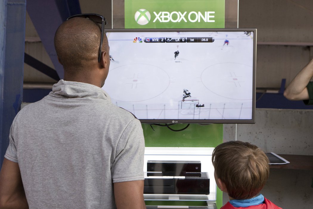 Útočníci pražské Sparty Patrik Schick a Fabrice Picault si zahráli hokejový simulátor NHL na konzolích Xbox ONE proti vlastním fanouškům.