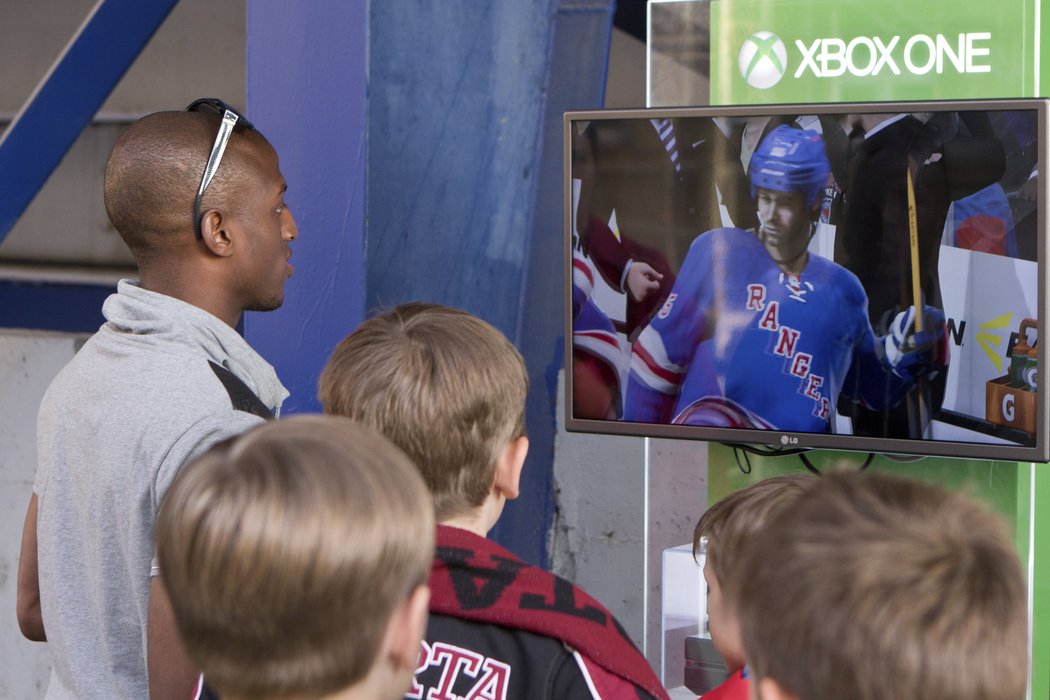 Útočníci pražské Sparty Patrik Schick a Fabrice Picault si zahráli hokejový simulátor NHL na konzolích Xbox ONE proti vlastním fanouškům.
