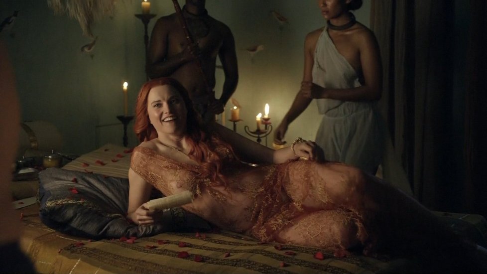 princezna bojovnice Xena se úplně svlékla v seriálu Spartakus: Krev a písek.