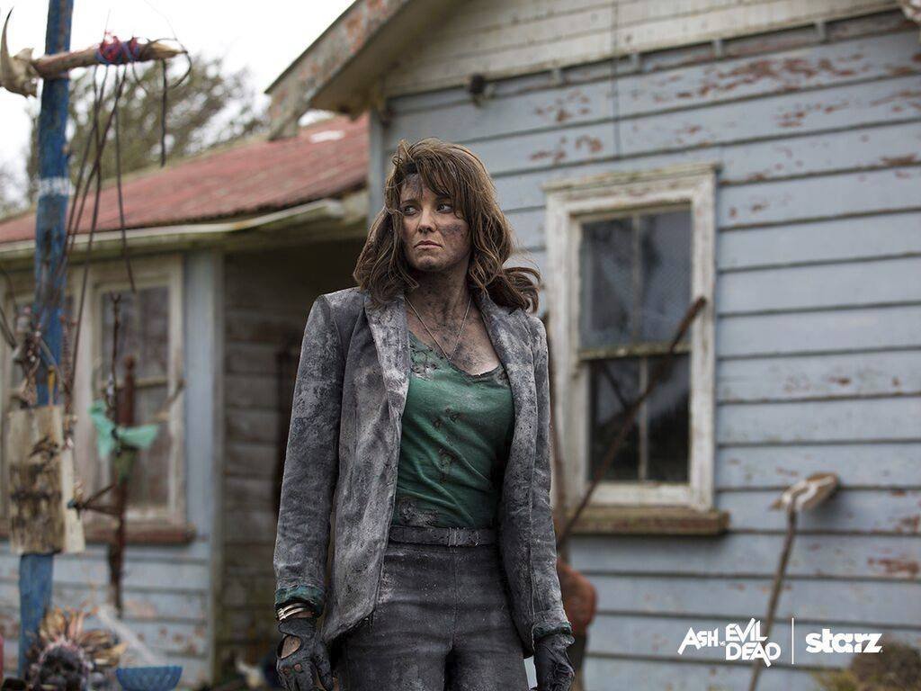 Lucy Lawless v seriálu Ash vs. Evil Dead.