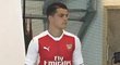 Švýcarský záložník Granit Xhaka už se fotil v dresu Arsenalu
