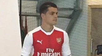 Arsenal zbrojí! Švýcara Xhaku koupil za 1,2 miliardy, jen Özil stál víc