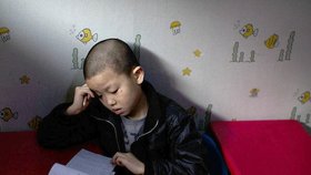 Devítiletý Xiao Xia žije ve školce už tři roky. Nikdo z rodiny se k němu nehlásí.