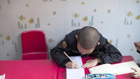 Devítiletý Xiao Xia žije ve školce už tři roky. Nikdo z rodiny se k němu nehlásí.