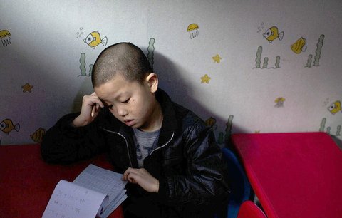 Devítiletý chlapec žije ve školce: Už tři roky si ho nikdo nevyzvedl