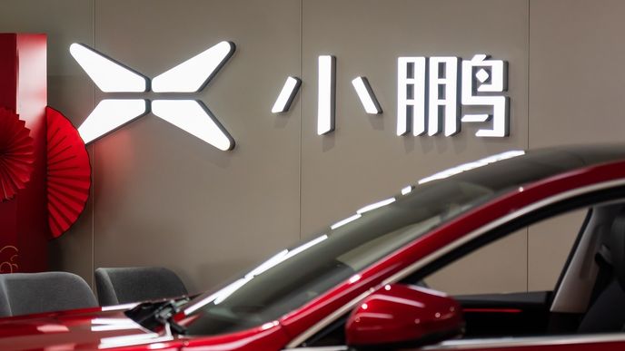 Logo čínského výrobce elektromobilů Xpeng alias Xiaopeng Motors se skví v autosalónu ve městě Shenzen.