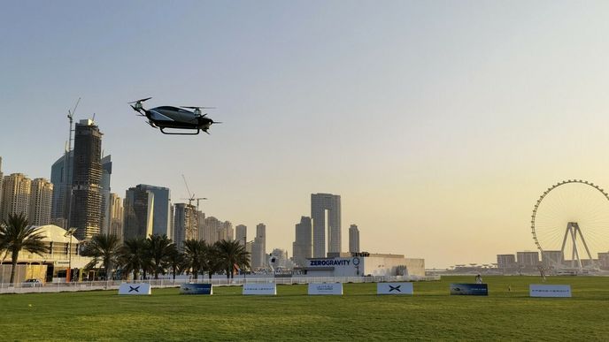 V Dubaji se uskutečnil první veřejný let létajícího auta čínské firmy Xpeng.