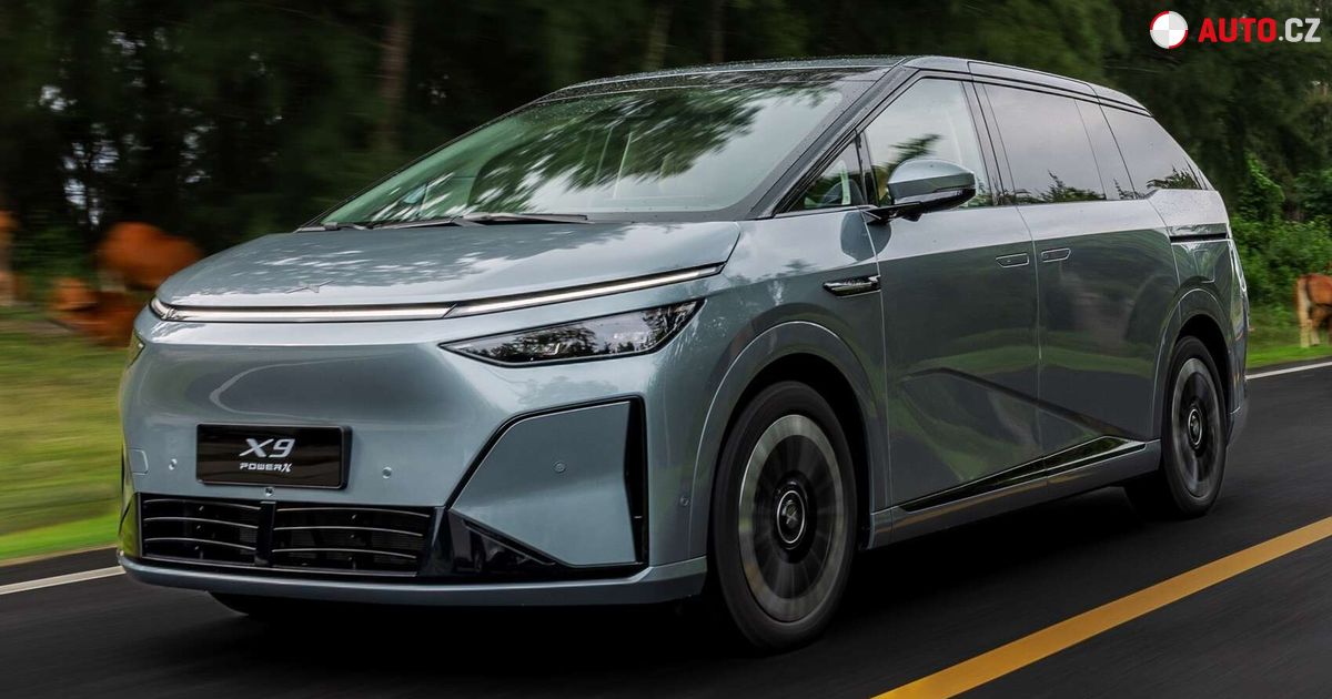 Xpeng uvedl MPV se spalovacím motorem. Může přijít i do Česka
