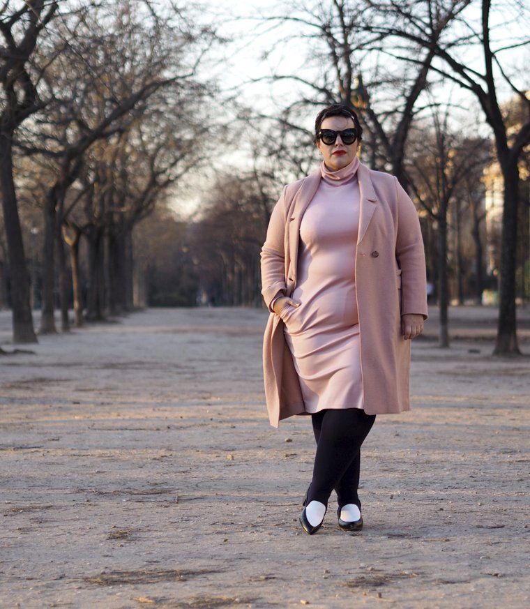 Stephanie Zwicky jasně dokazuje, že i boubelka může nosit typicky jarní pudrově růžovou barvu a vypadat skvěle. Ve spojení s elegantními mokasínami je outfit dokonalý!