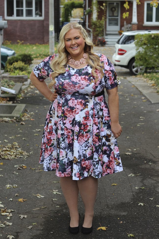 Karyn Johnson v květovaných šatech.