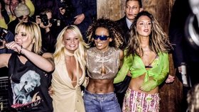 Spice Girls v čele s Victorií Beckham, která oblékla zářivě neonovou košili. Výrazné barvy taktéž dominovaly počátkům milénia.