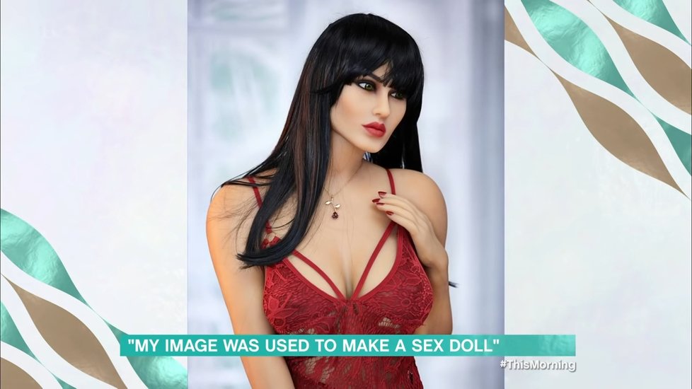 Sexuální panenka prý vypadá přesně jako influencerka Yael Cohen Arisová.