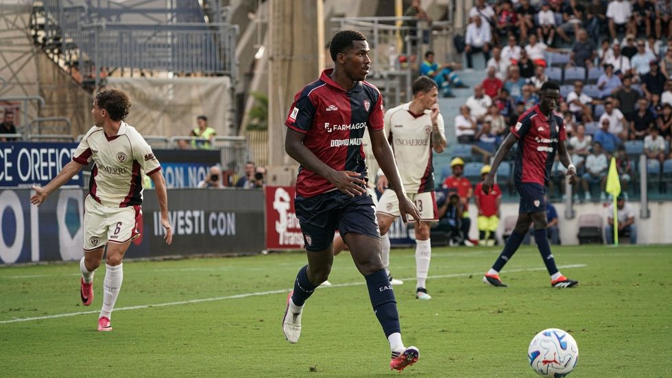 Útočník Cagliari Yael Trepy je po nehodě v bazénu ve vážném stavu v nemocnici