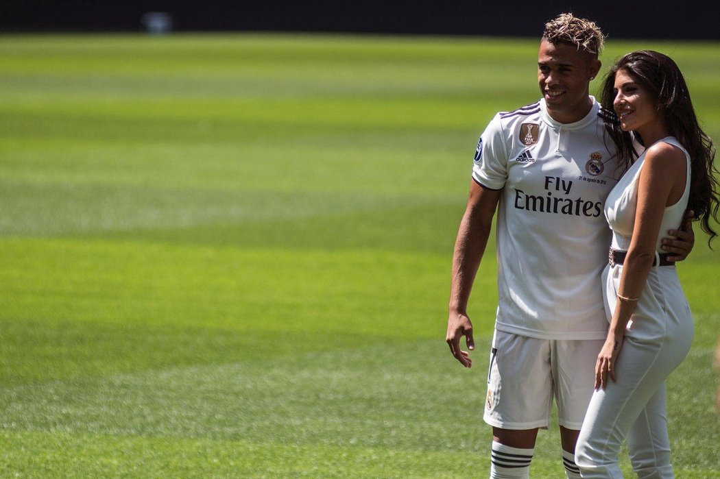 Mariano Diaz a Yaiza Morenová pózují fotografům na posvátném madridském stadionu Santiago Bernabeu