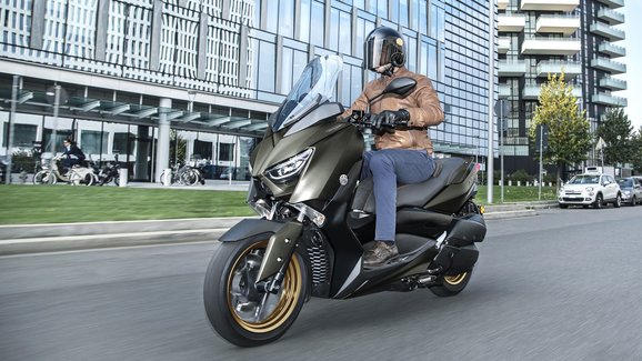 Yamaha uvádí nový sportovní skútr TMAX 560 rovnou ve dvou verzích 